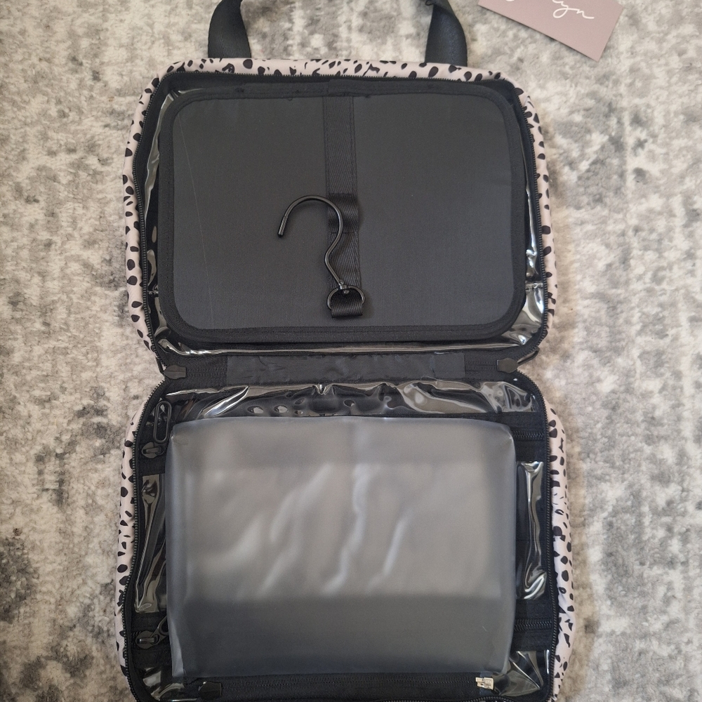Jadyn  Toiletry Bag - New With Tags - Picture 3 of 7